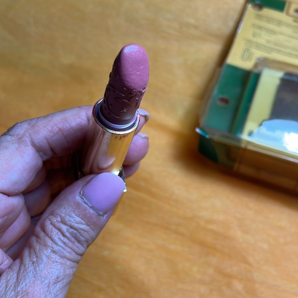 Estee Lauder - Picture 8 of 11